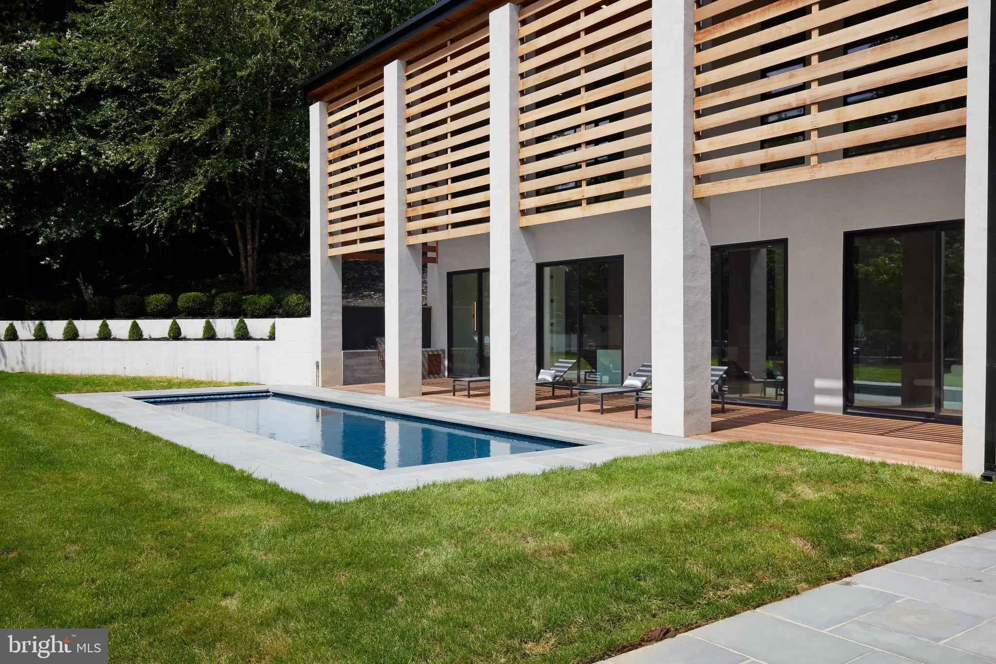 Loggia sitting area with lounge chairs above the pool