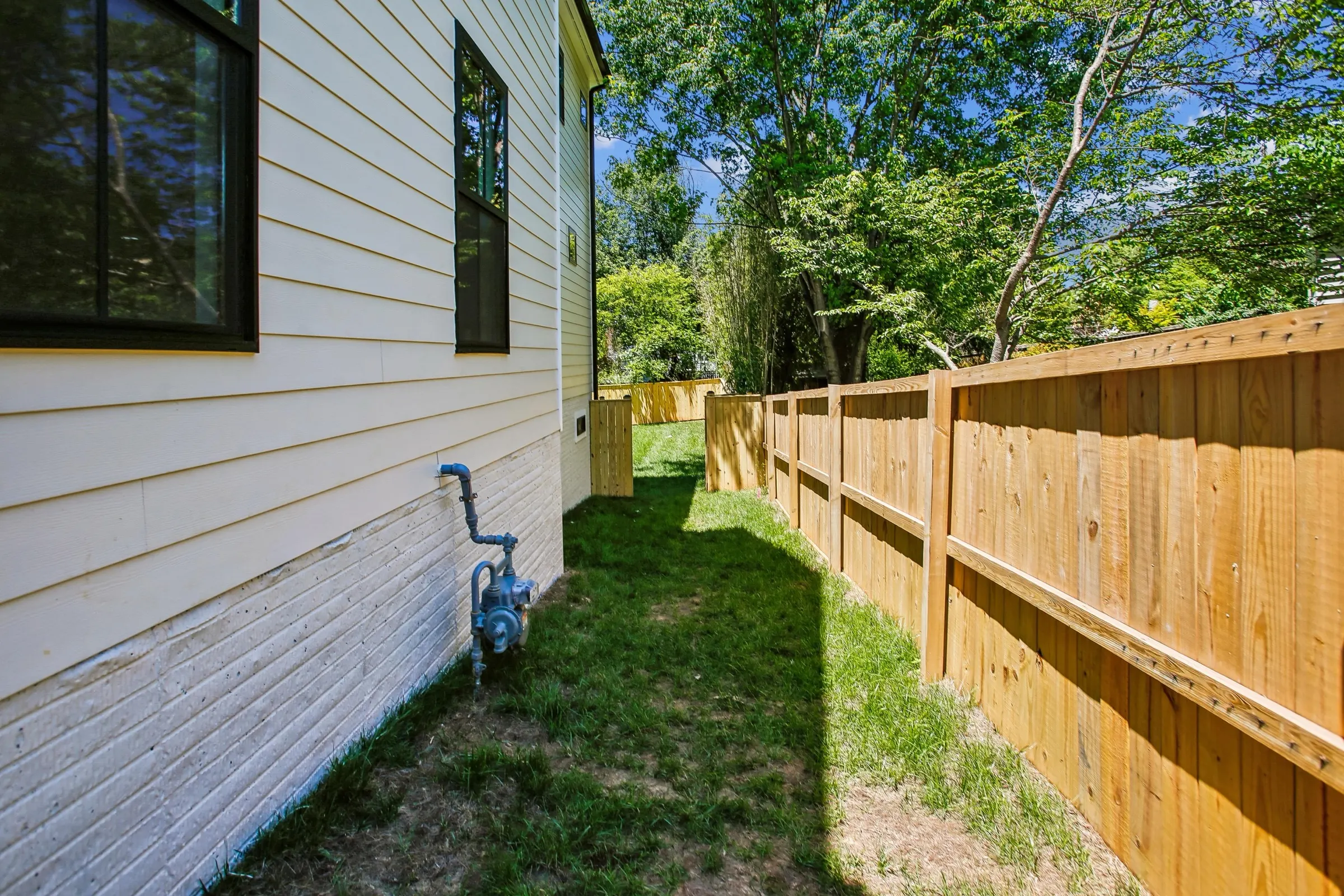 Side yard at 6003 Melvern Dr